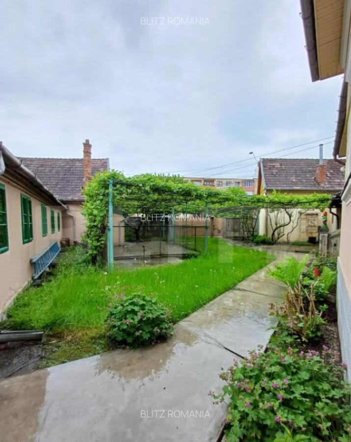 Casa renovabila cu 2 spatii comerciale, 416.6 mp, teren de 7 - 18