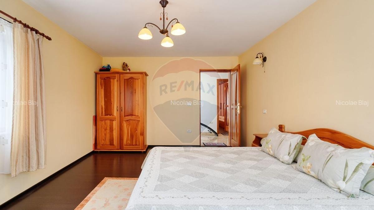 Vila cu potential in Zarnesti - 10 camere, curte mare - 21