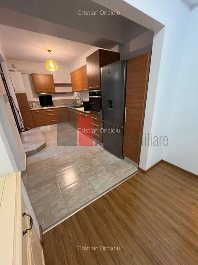 Apartament cu 3 camere semidecomandat în 1 Mai - 10