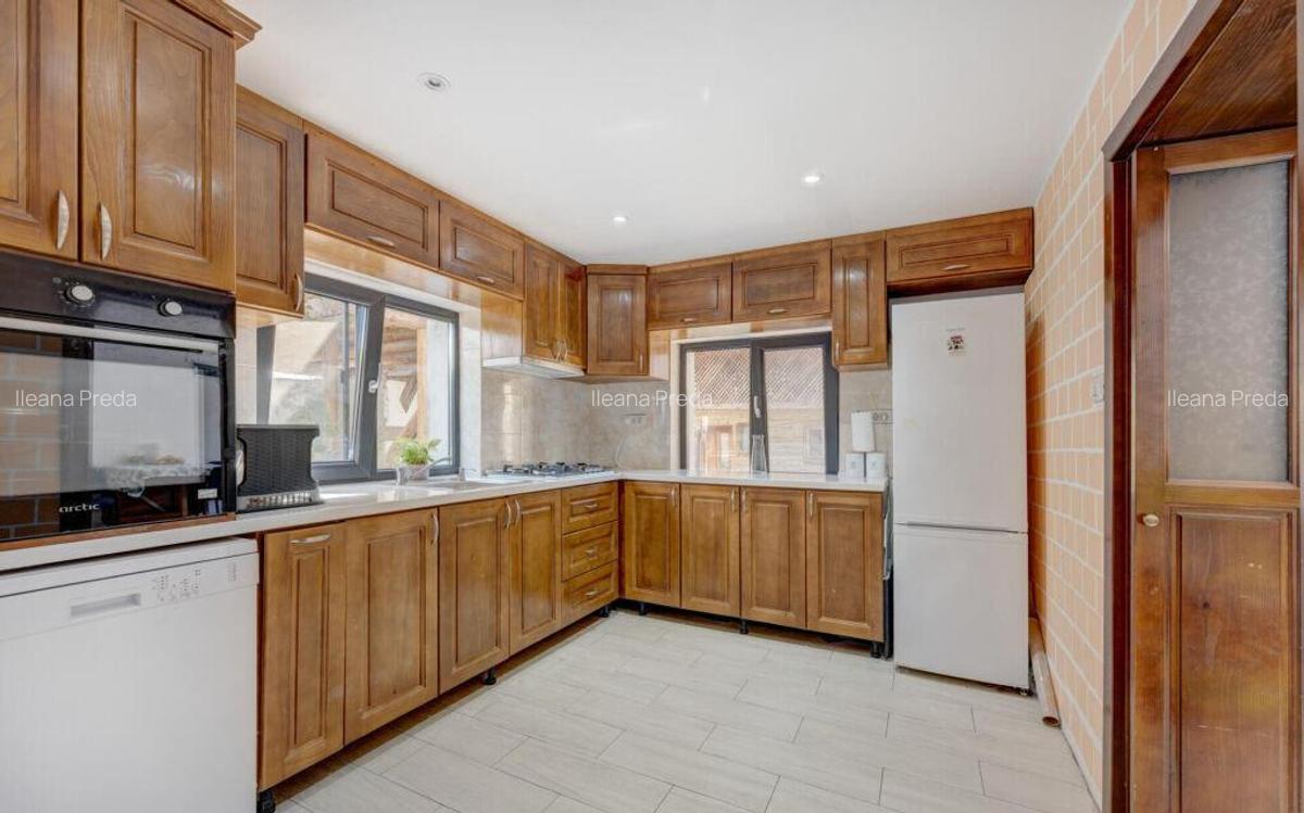 Casa de Maneciu Pamanteni, singur curte - 5