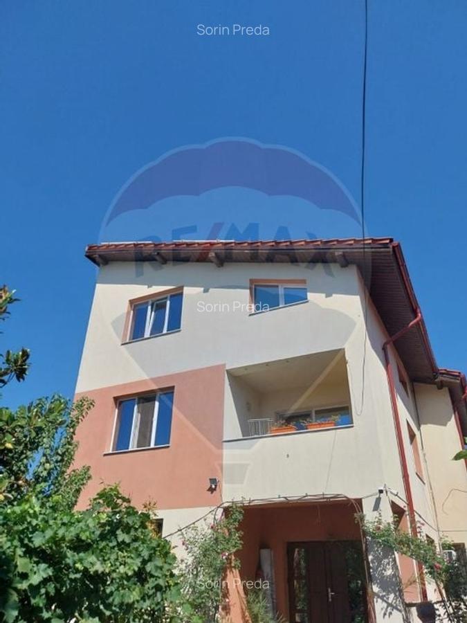 Casa / Vila cu 9 camere de vanzare in zona 1 Mai - 5