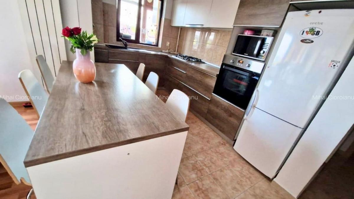 De vanzare Apartament 3 camere, Trivale - 3