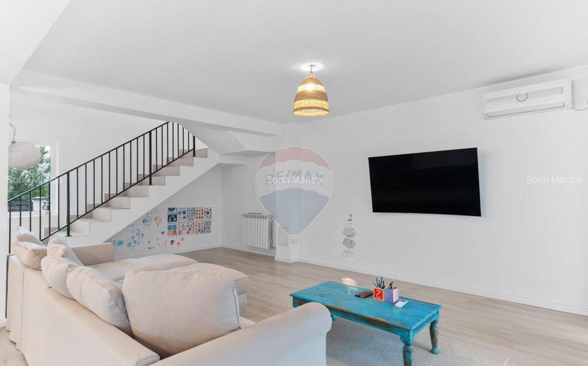 VANZARE Casa / Vila moderna cu 4 camere si curte Dragom... - 11