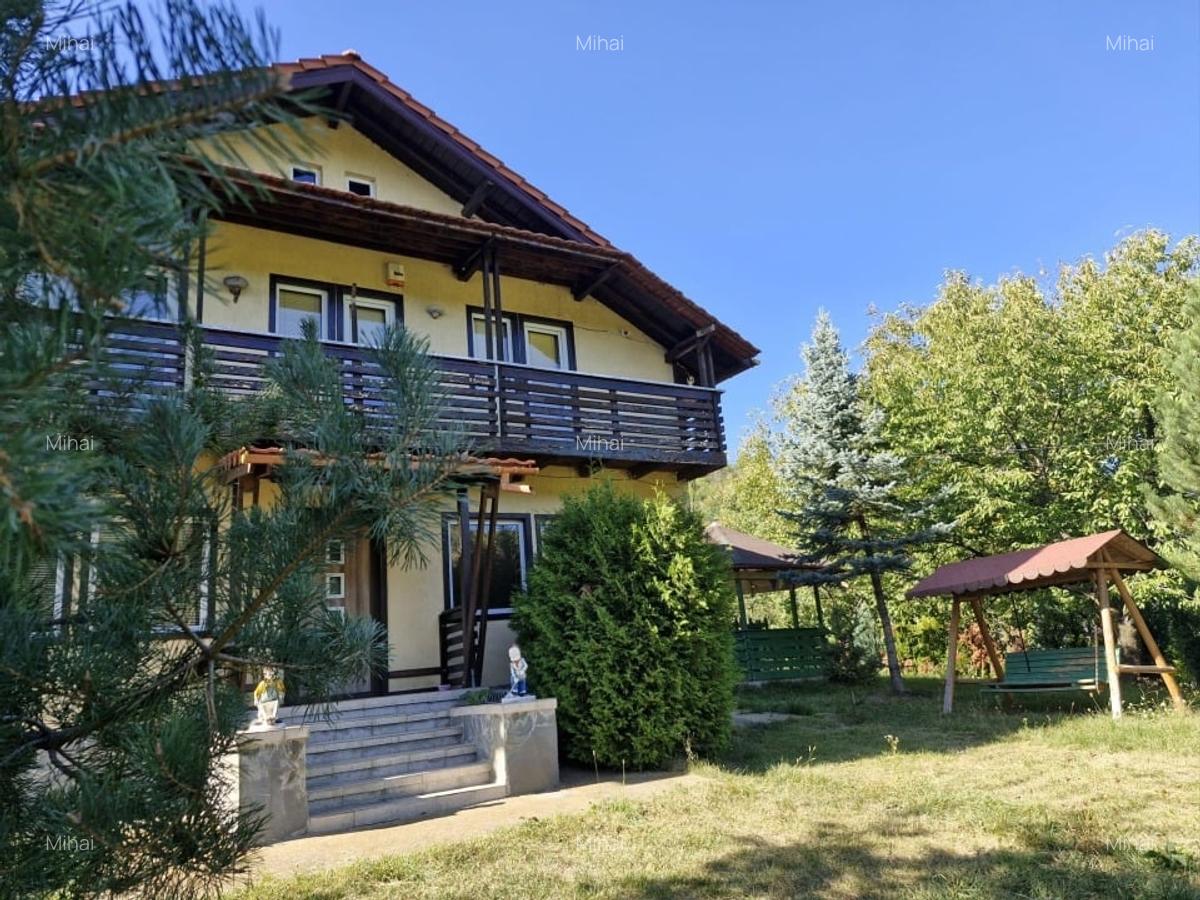Casă de vacanță sau permanentă, pe deal, cu curte terasată și priveliște superbă - 1