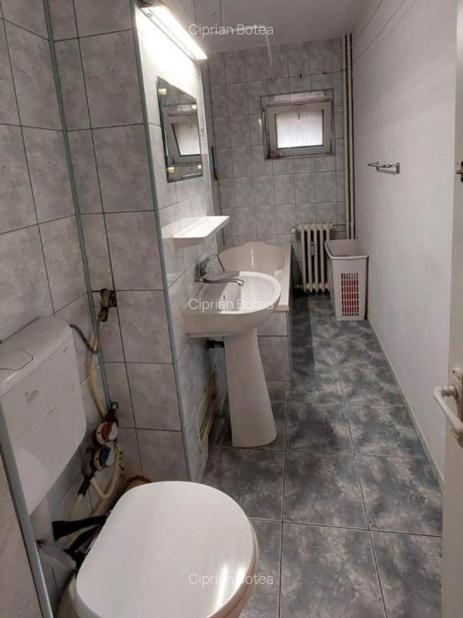 Basarabia- Garsoniera decomandata 39 mp bloc 1984 - 5