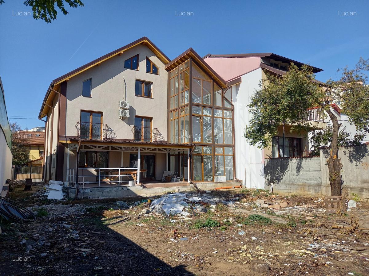 Casă individuală cu 7 camere în Berceni - 1
