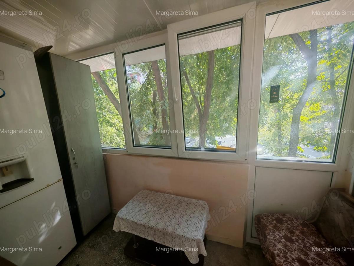 Proprietar vand apartament 3 camere, situat pe Str. Podul Giurgiului - 8