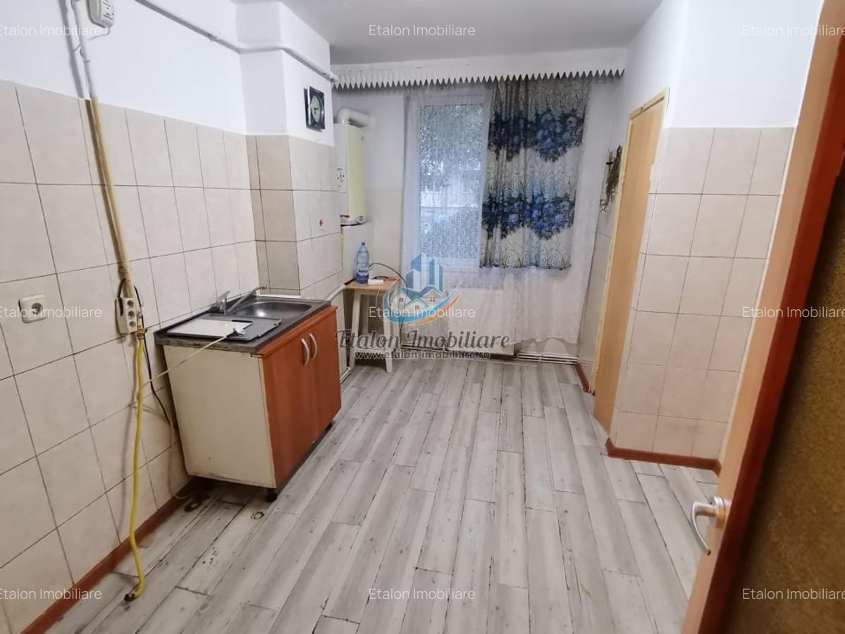 Apartament 3 camere, 2 bai, boxa, parter inalt, zona 1 Mai - 6