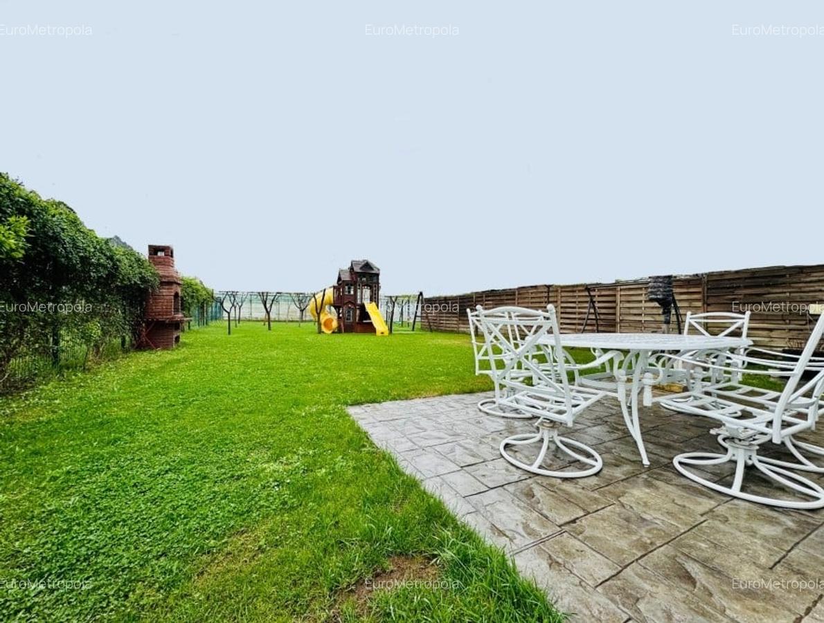 Vila cu 10 camere, curte de 1000 mp, 2 garaje, stradă fără blocuri, Sisești lâng - 1