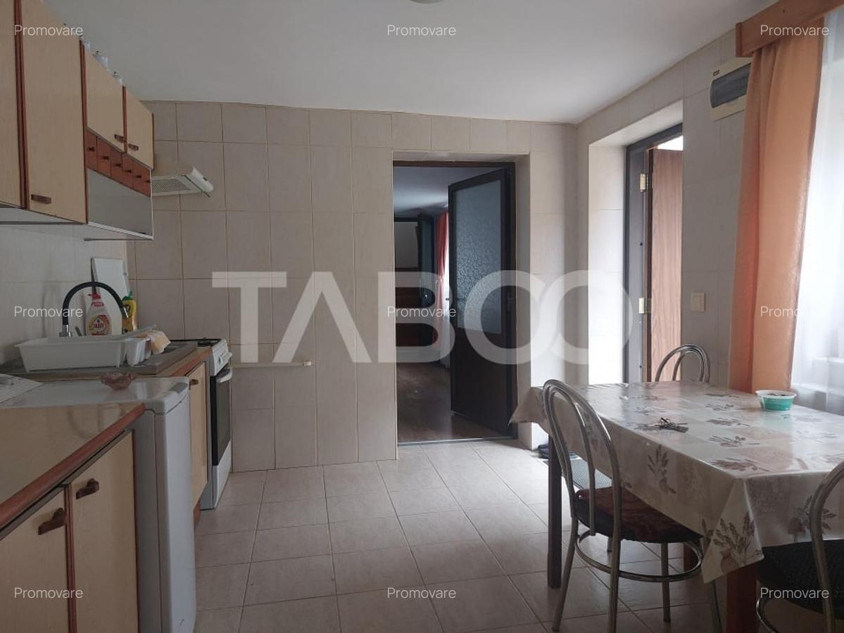 Apartament la casa 97 mpu 5 camere 2 bucatarii 3 bai gradina Cisnadie - 1