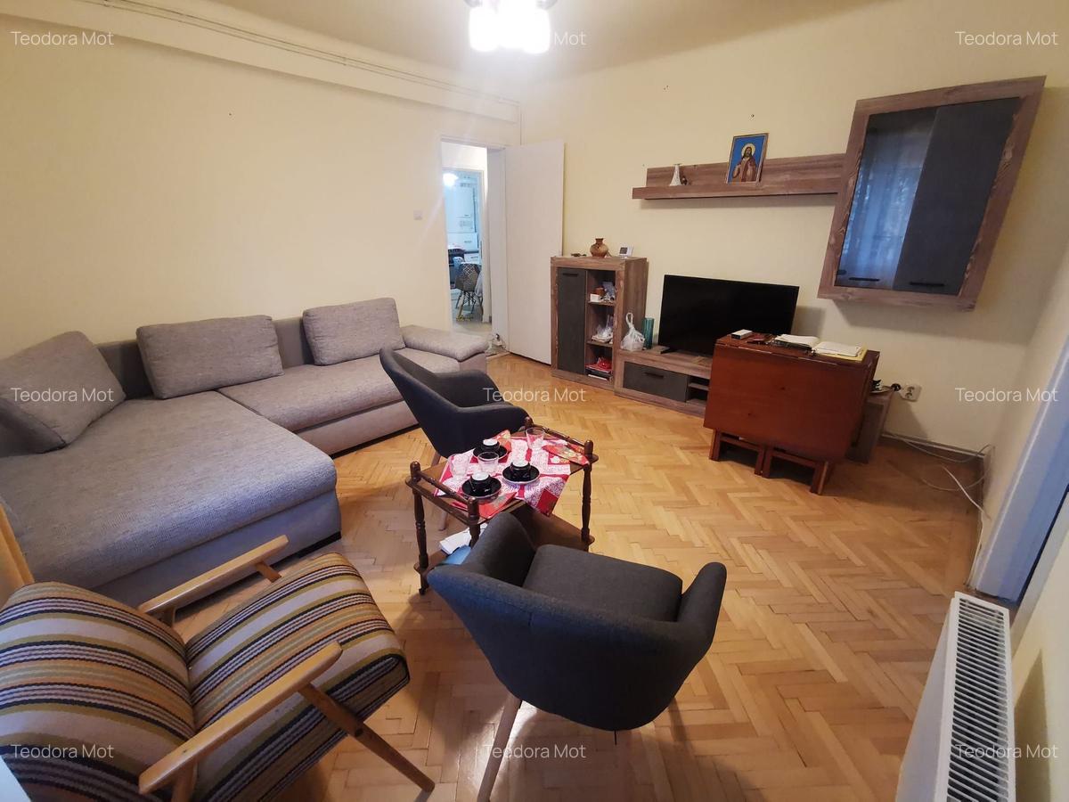 Apartament cu 3 camere semidecomandat, mobilat în Central - 1
