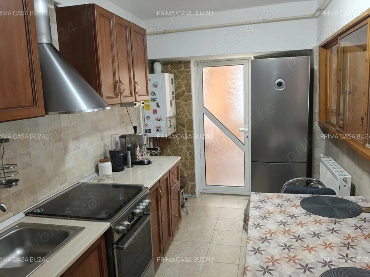 Apartament cu 3 camere zona ultracentrala Bazar confort 1 Etaj 3 S=88mp Pret: 92.000 euro - 10