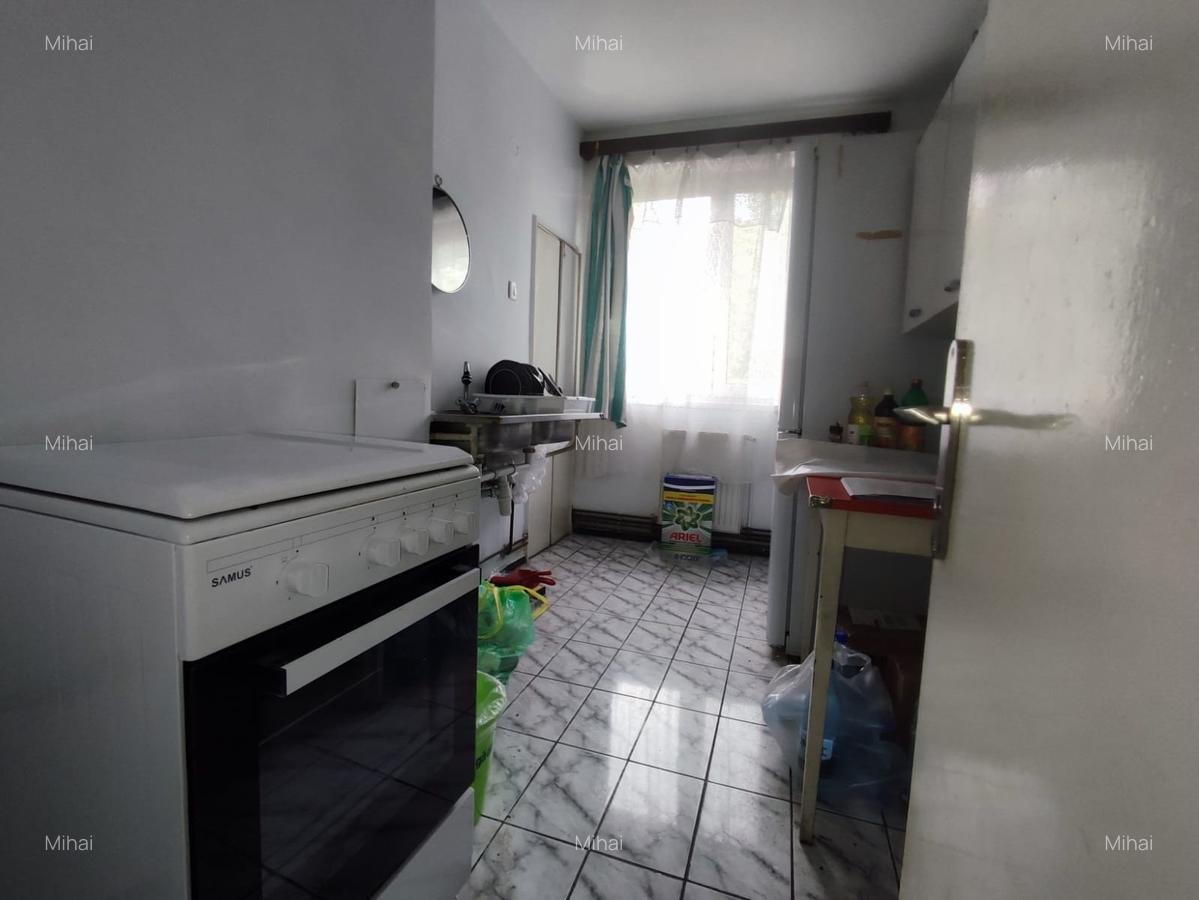 Apartament cu 3 camere semi-decomandat, zona Spitalul Judetean. - 4