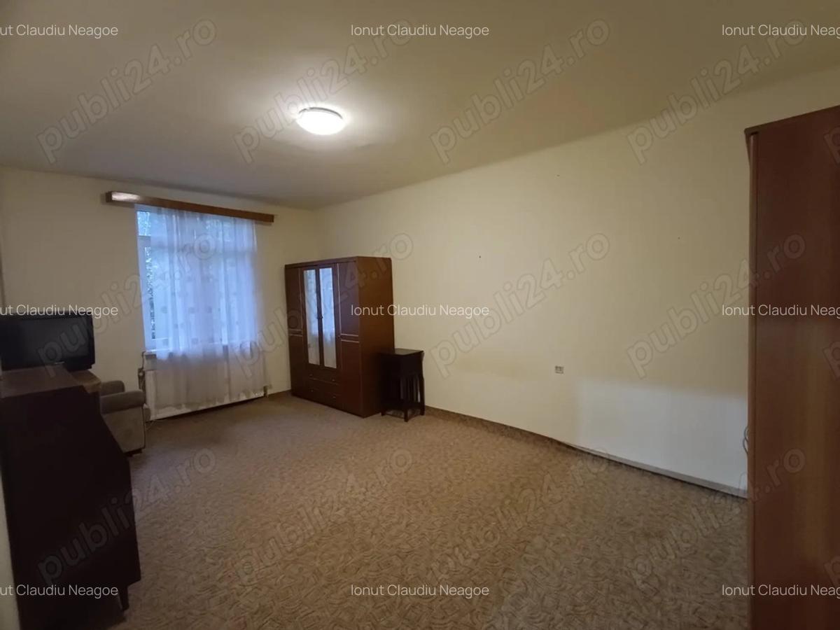Garsoniera spa?ioasa de vanzare in zona istorica a Bra?ovului - 2