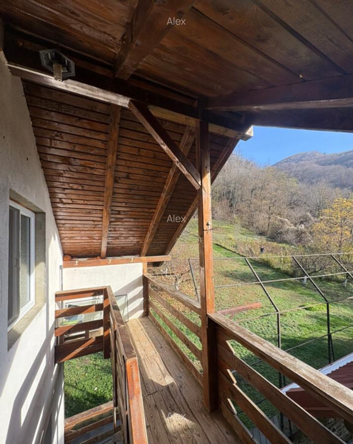 Casa la poalele mun?ilor, pe malul raului - 1