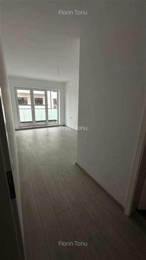Apartament cu 4 camere decomandat în Tractorul - 4