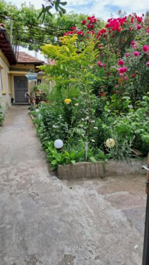 Vand casă cu  3 camere in zona tabacarie - 1