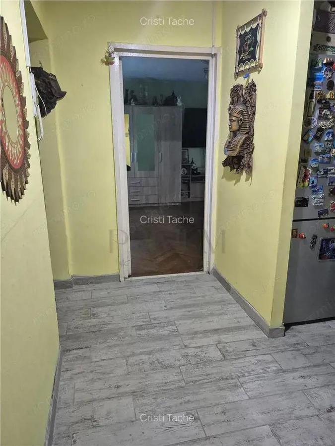 DAMBOVITA - ETAJ 2 - BLOC IZOLAT - 3 camere - 2 bai - 2 balcoane - centrala proprie - 5
