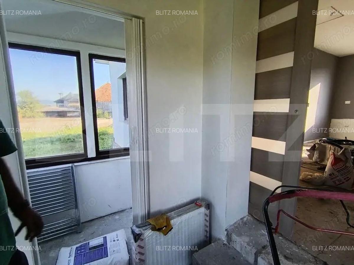 Casa cu 2 camere ?i living cu o gradina generoasa in suprafa?a de 4300 mp - 11