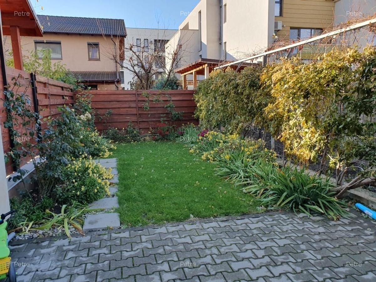 PROPRIETAR inchiriez apartament 3 camere ,cu terasa, gradina 2 locuri de parcare - 4