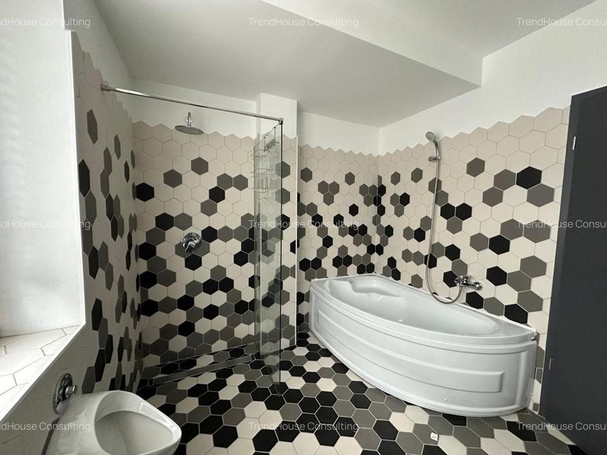 Vila Individuală Elegantă cu 6 camere, Curte Proprie–Padurea Baneasa - 9