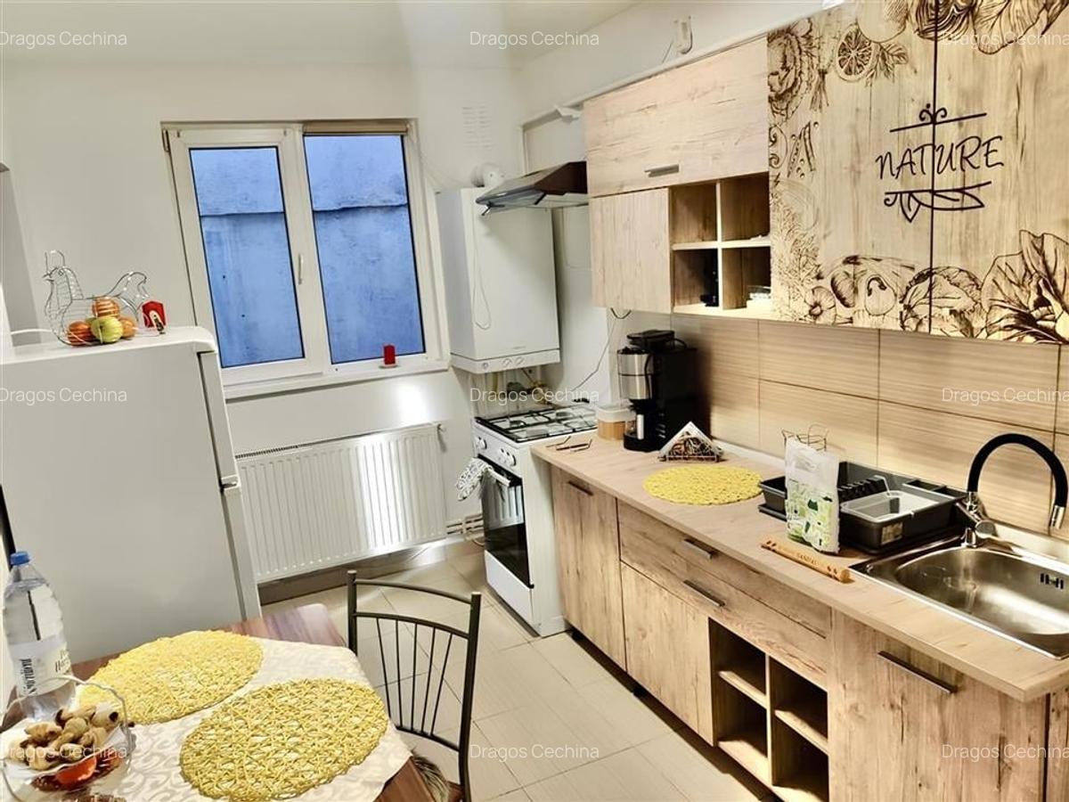 Apartament cu 3 camere circular, mobilat în Tractorul - 6