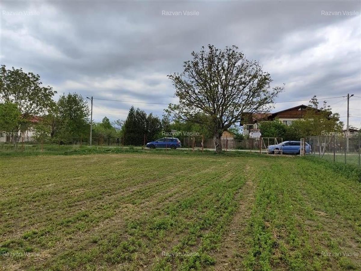 Teren intravilan, situat in zona rezidentiala, la 800 de m de Primaria Lipanesti - 3