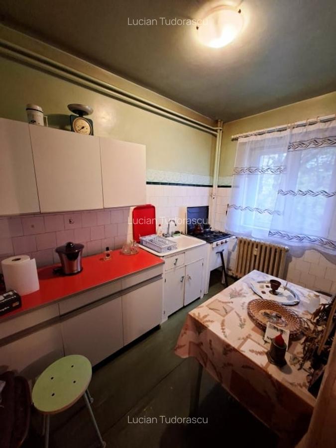 Titan Metrou 2 camere decomandat etaj 1 - 3