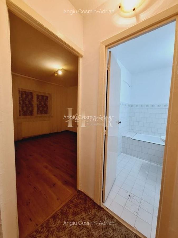 Zona Lipovei. Etaj 3. Decomandat. - 10