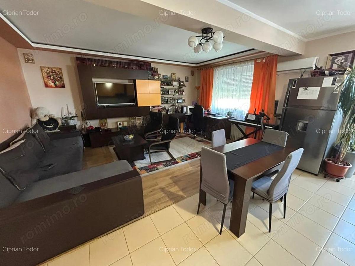 Apartament 3 camere, etaj 1 - zona Cetate - 2