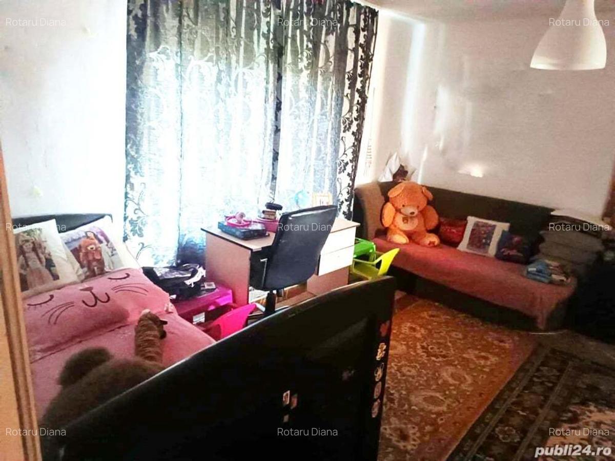 Casa de vanzare cu front stradal generos, disponibila in 2 rate, in zona buna - 9