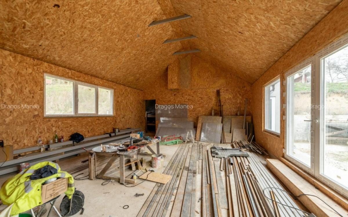 Casa moderna cu 5 camere intr-o zona lini?tita de deal - 12