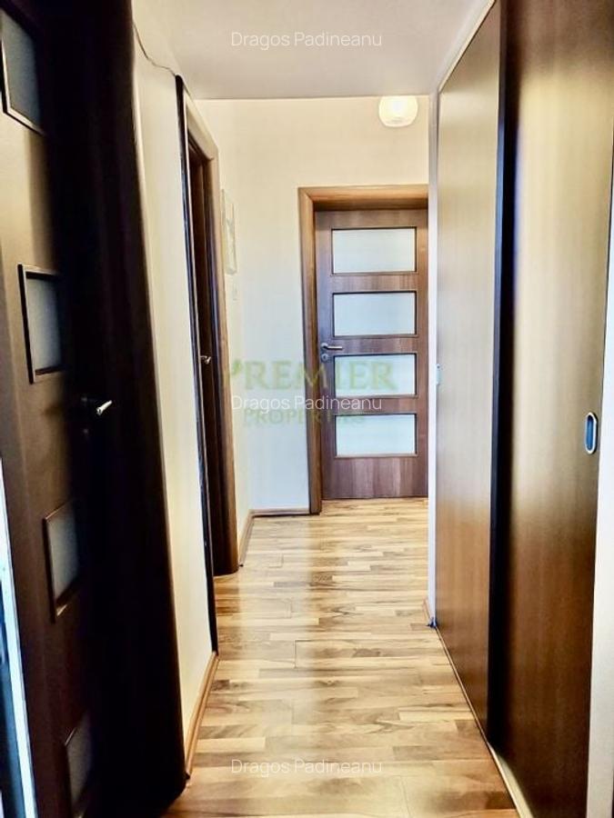 Bloc Rusesc Bucurestii noi vis a vis de metrou Bazilescu boxa - 1