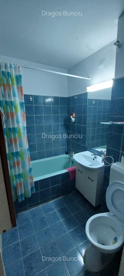 Apartament cu 3 camere semidecomandat, mobilat în 1 Mai - 10