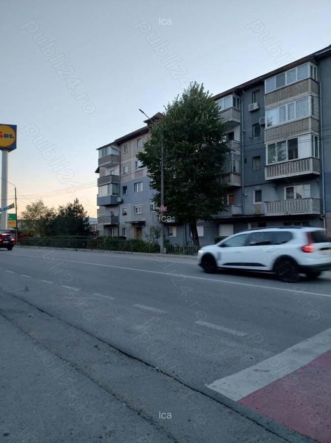 Proprietar vand apartament 3 camere parter Caransebe? - 2