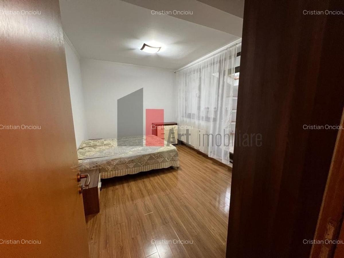 Apartament cu 3 camere semidecomandat în 1 Mai - 9