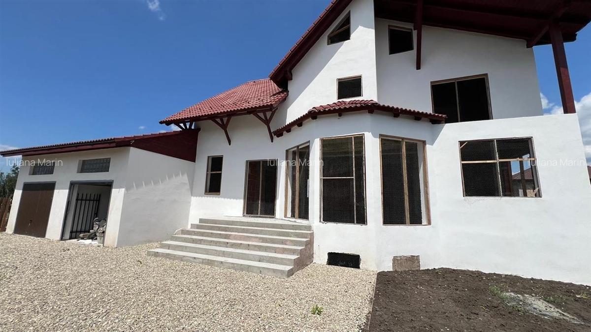 Vila la rosu intr o zona rezidentiala exclusivista Halchiu - 22