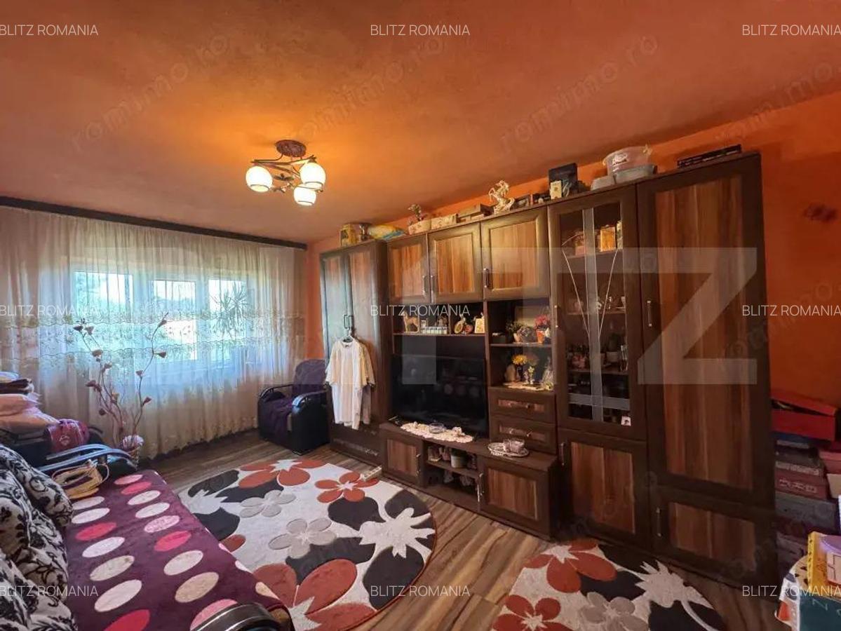 Apartament cu 3 camere, decomandat, zona Mall - 1