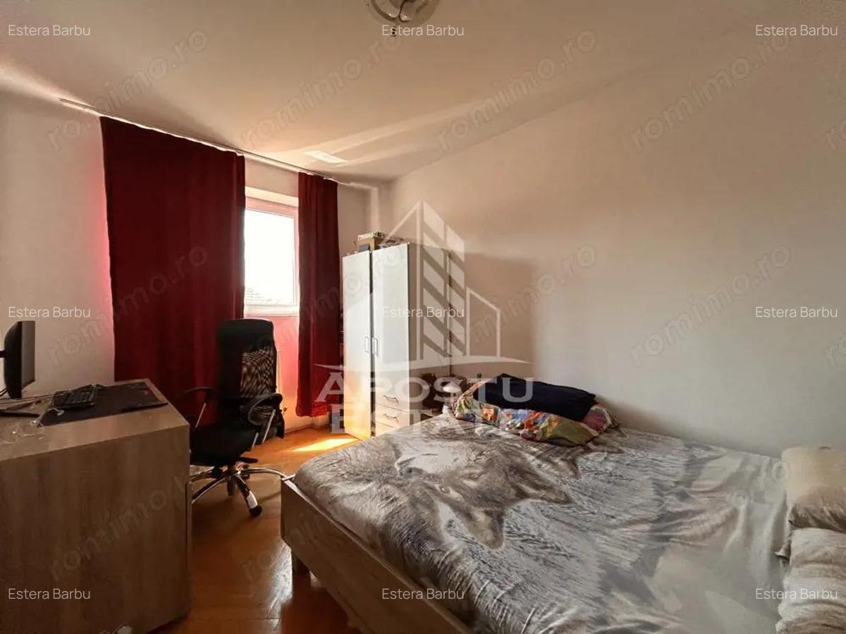 4 camere decomndat Pia?a Unirii | Terasa, parcare in curte securizata. - 10