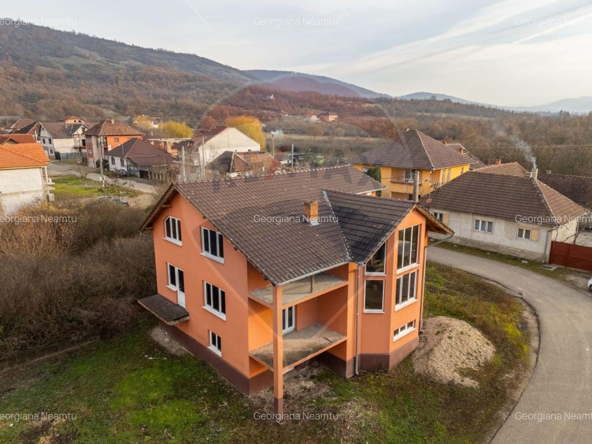 Casa spatioasa de vanzare in Sebis, teren de 491 mp, +demisol - 2