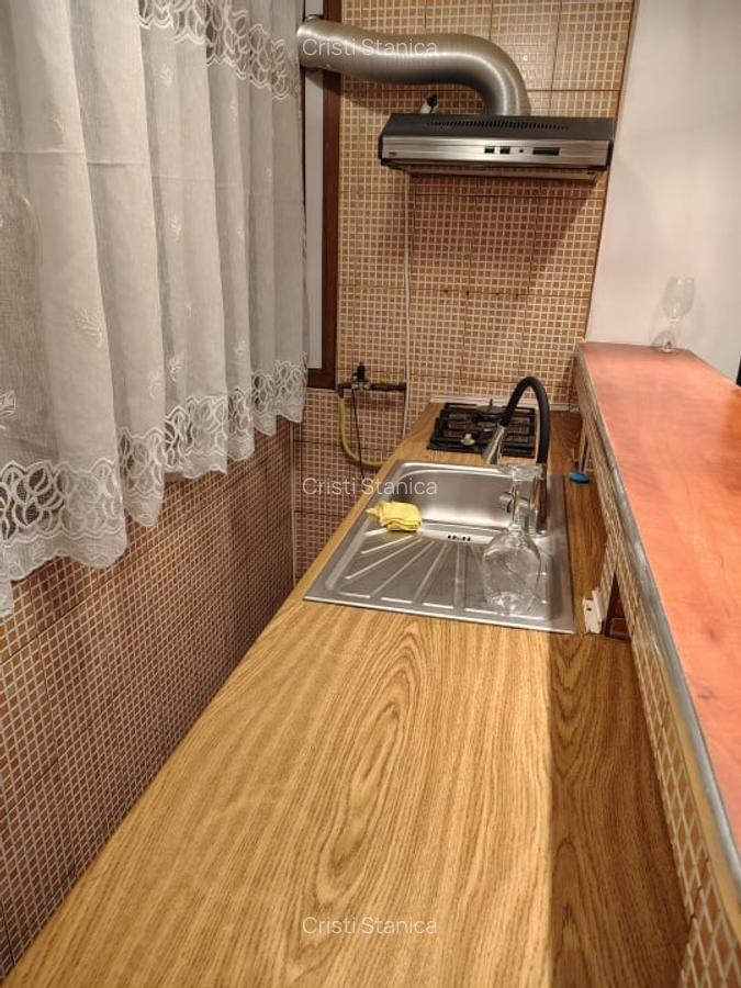 Eroii Revolutiei, doua minute metrou - 11