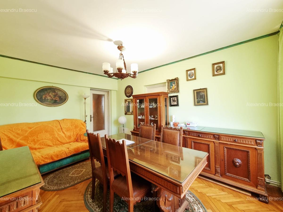 Apartament cu trei camere  zona Tiglina 1 et. 2 DECOMANDAT + GARAJ langa bloc - 2