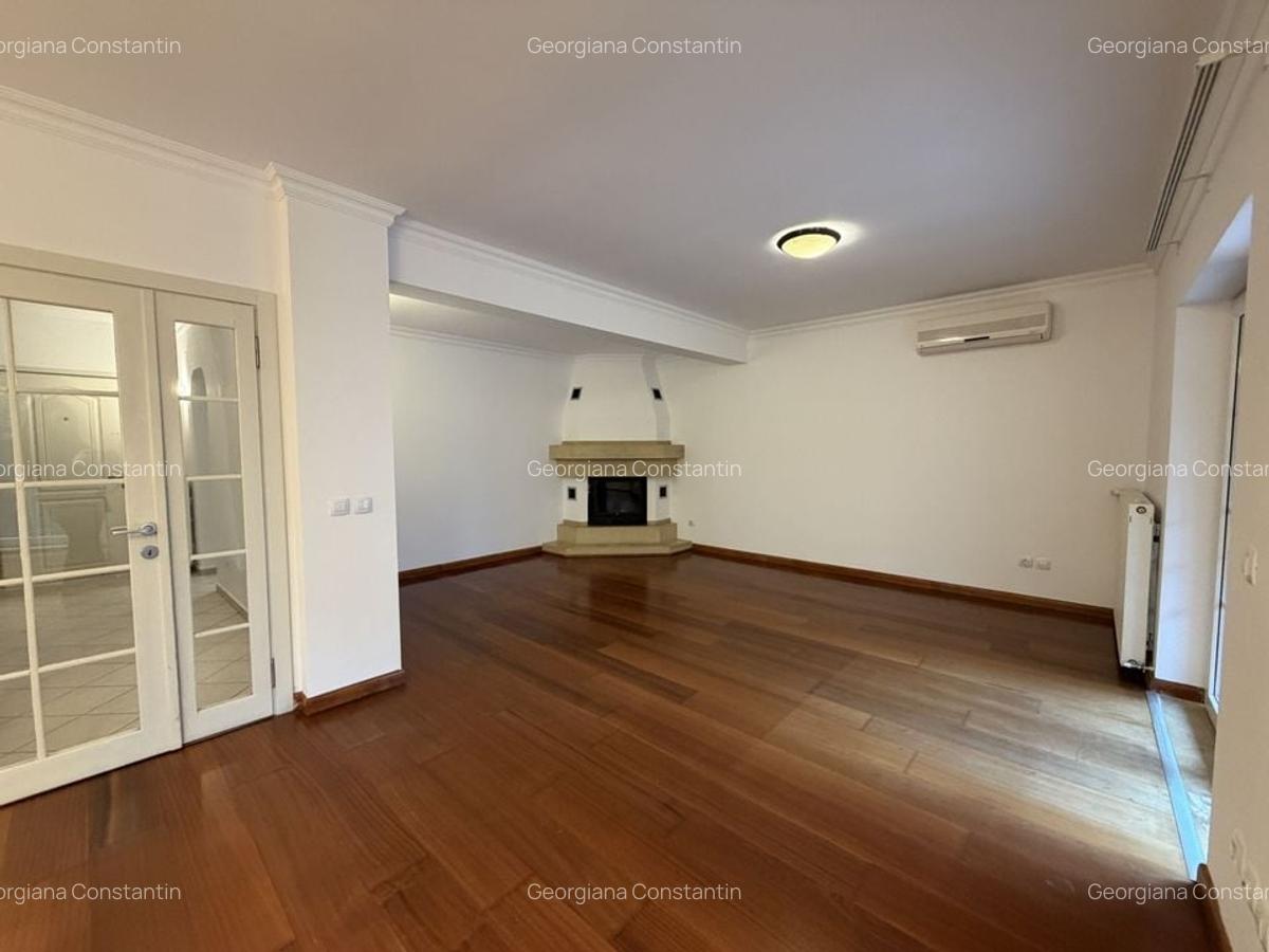 Vila semimobilata  cu 3 dormitoare, piscina exterioara, complex - 4