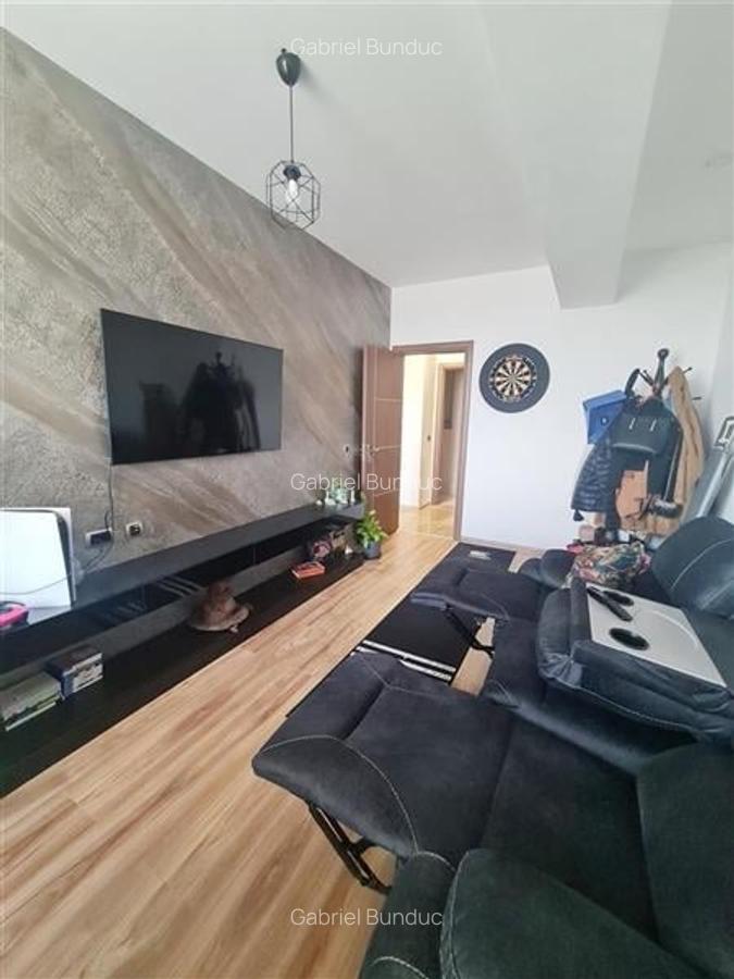 Apartament cu 3 camere decomandat, mobilat în Tractorul - 9