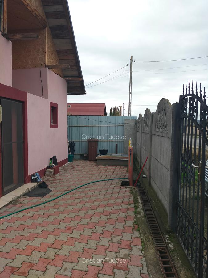 Casă de vânzare în Micești - Purcăreni, la doar 3 km de orașul Mioveni - 2