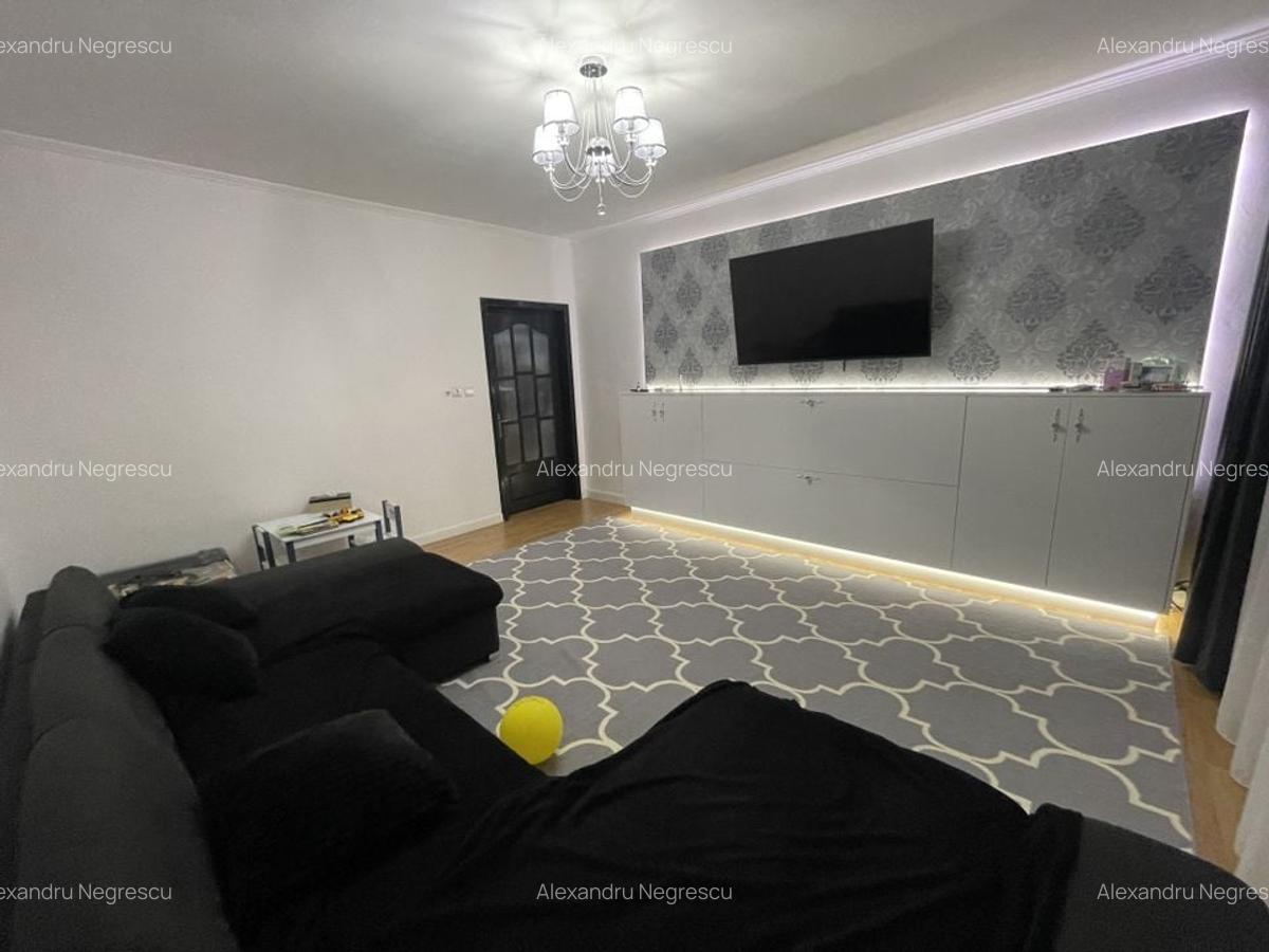 Casa S+P+E+M | 605 mp utili | 10 camere | 3 bucatarii | 4 bai | 3 terase | Garaj - 20