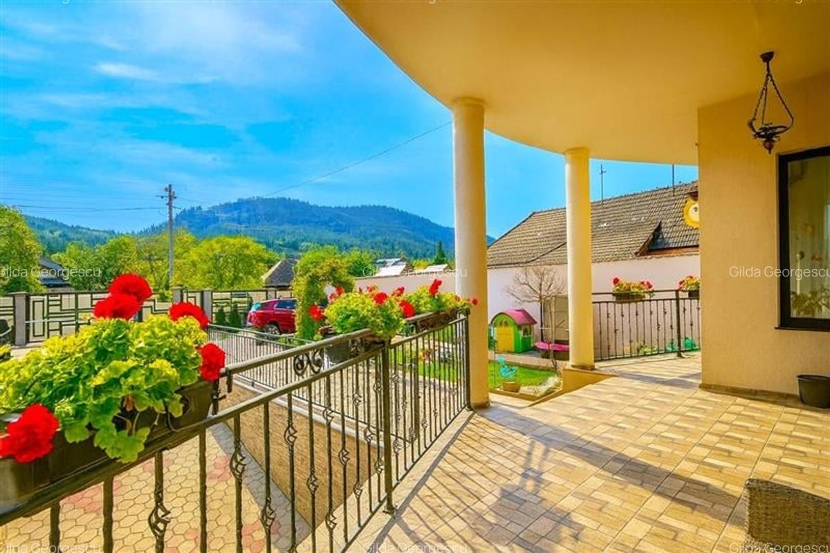 Resedinta distincta, mobilata cu rafinament, pe 1.000 mp teren, Central, Sacele, - 1