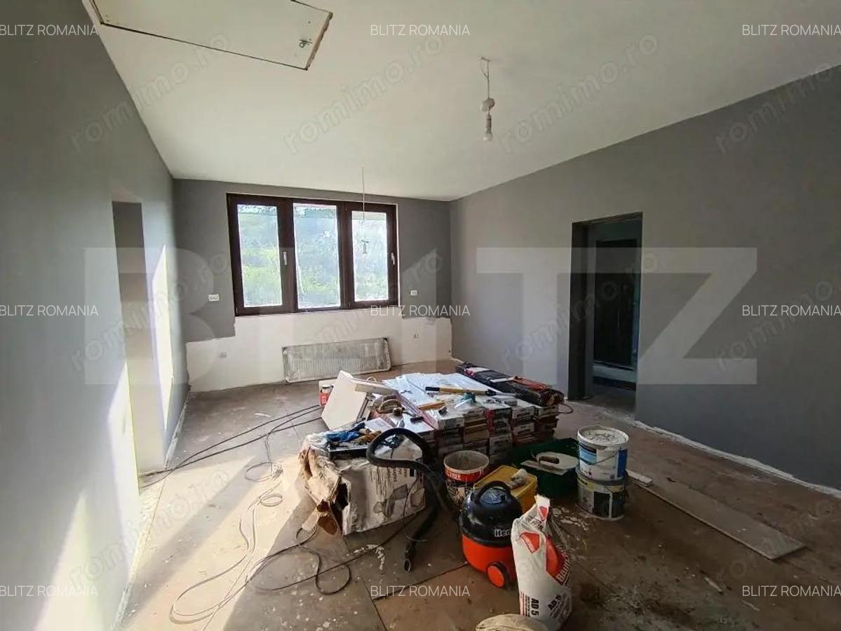 Casa cu 2 camere ?i living cu o gradina generoasa in suprafa?a de 4300 mp - 9
