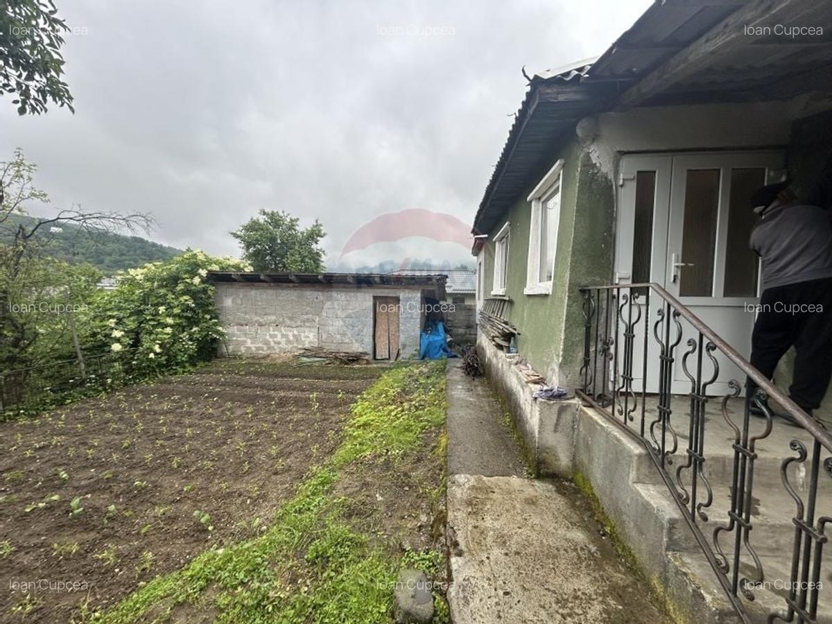 Casa cu 2 camere si 2 ari de teren de vanzare in zona centrala - 2