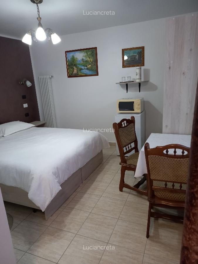 Vind  CASA  FAMILIARA sau cu destinatie PENSIUNE  cu 5 camere  5 bai - 6